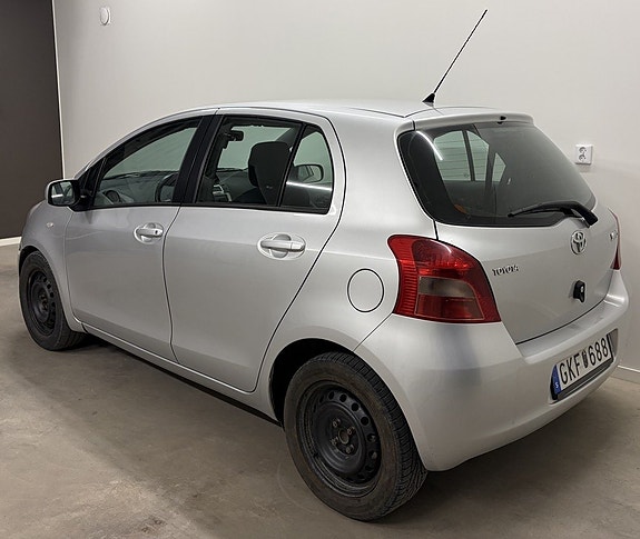 Toyota Yaris 5 of 7