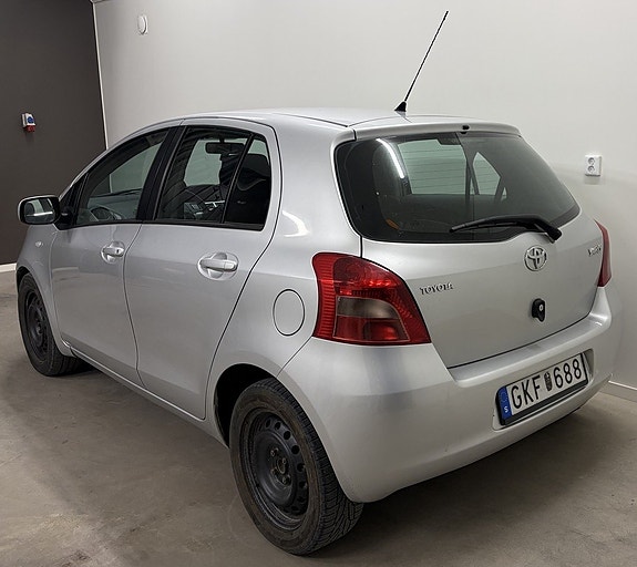 Toyota Yaris 3 of 7