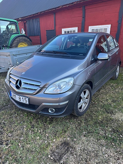Mercedes-Benz B180 2 of 3