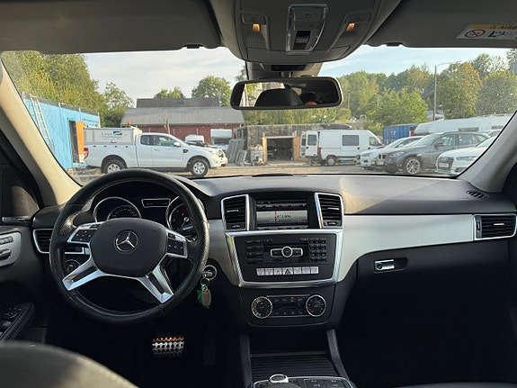 Mercedes-Benz ML350 2 of 15