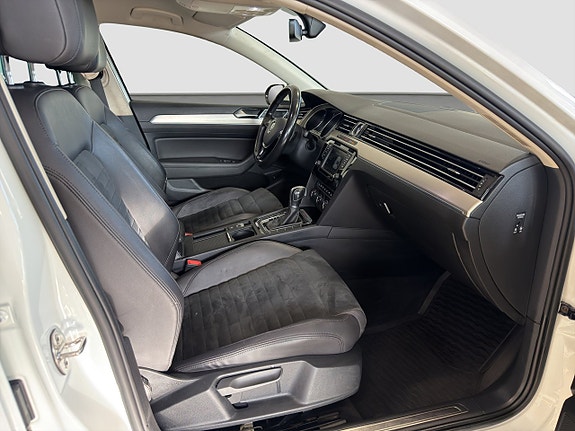 Volkswagen Passat 16 of 25