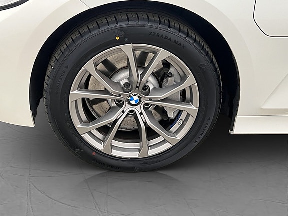 BMW 330e 30 of 30
