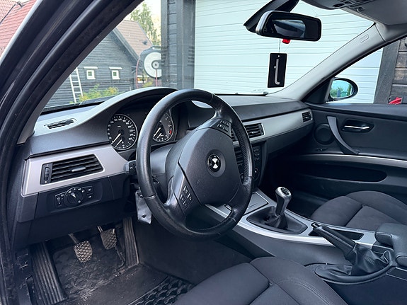 BMW 320i 4 of 9