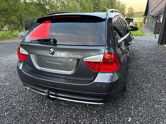BMW 320i 3 of 9