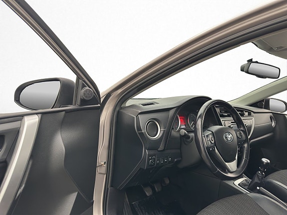Toyota Auris 10 of 30