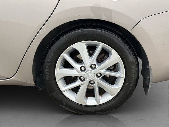 Toyota Auris 28 of 30