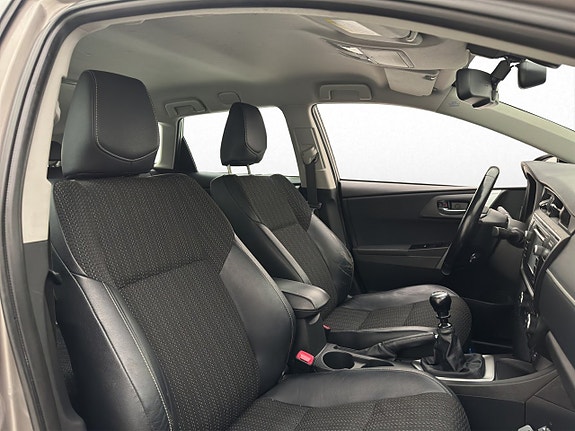 Toyota Auris 23 of 30