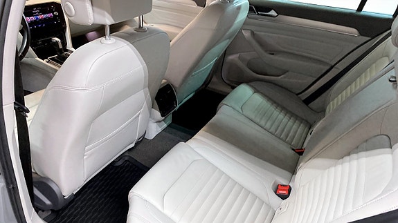 Volkswagen Passat 11 of 13