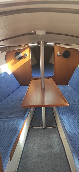Välutrustad Comfort 26 – Ny utombordare (2025) och komplett segelställ. 5 of 7