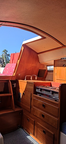 Välutrustad Comfort 26 – Ny utombordare (2025) och komplett segelställ. 3 of 7