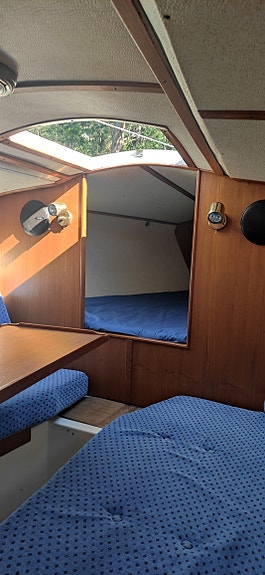 Välutrustad Comfort 26 – Ny utombordare (2025) och komplett segelställ. 6 of 7
