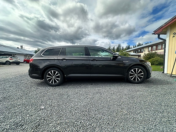 Volkswagen Passat 2 of 5