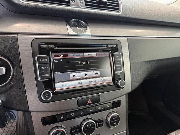Volkswagen Passat 13 of 24