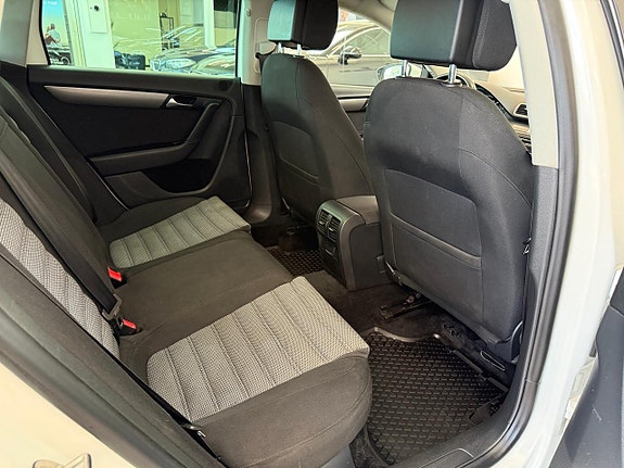 Volkswagen Passat 23 of 24