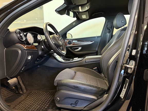 Mercedes-Benz E200 10 of 14