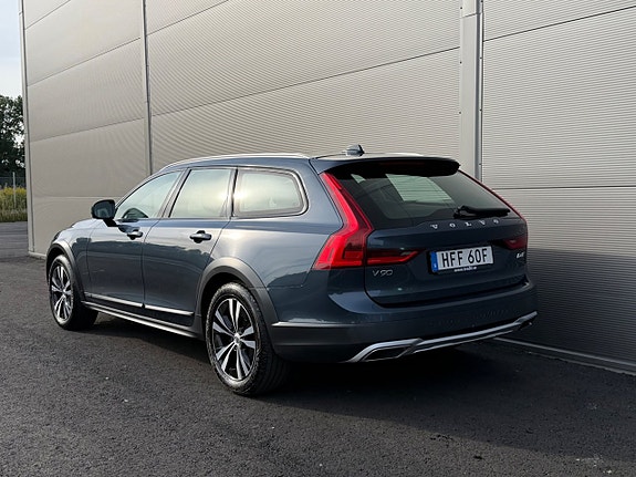 Volvo V90 Cross Country 3 of 16