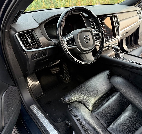 Volvo V90 Cross Country 7 of 16