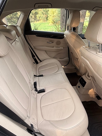BMW 218d 3 of 10
