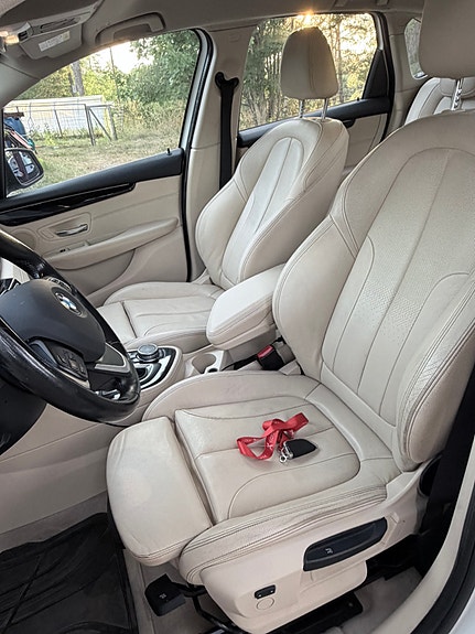 BMW 218d 6 of 10
