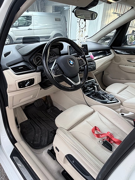 BMW 218d 5 of 10