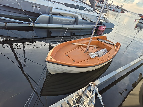 Segeljolle med ny 30-trailer 2 of 4