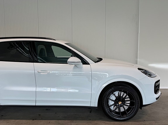 Porsche Cayenne Turbo 3 of 23
