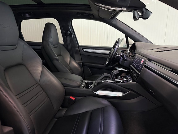 Porsche Cayenne Turbo 15 of 23