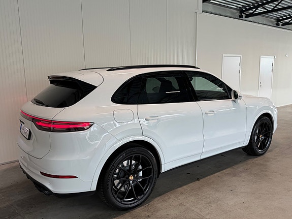 Porsche Cayenne Turbo 5 of 23