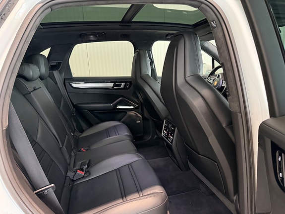 Porsche Cayenne Turbo 21 of 23