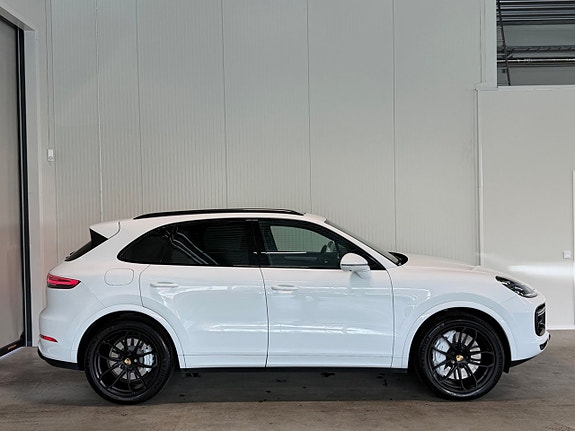 Porsche Cayenne Turbo 4 of 23