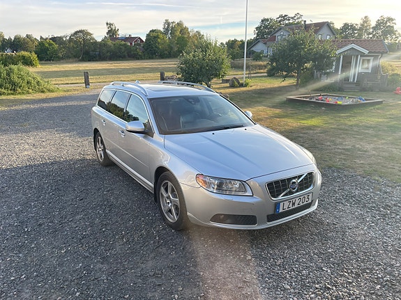 Volvo V70 2 of 6