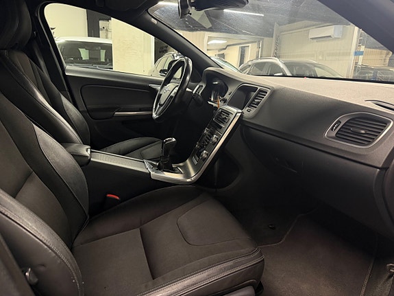 Volvo V60 Cross Country 5 of 19