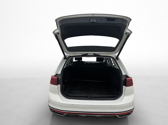 Volkswagen Passat Alltrack 28 of 30