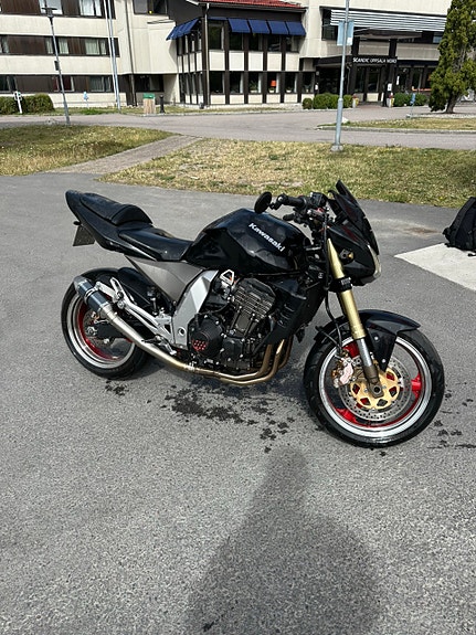 Kawasaki Z1000 2 of 7