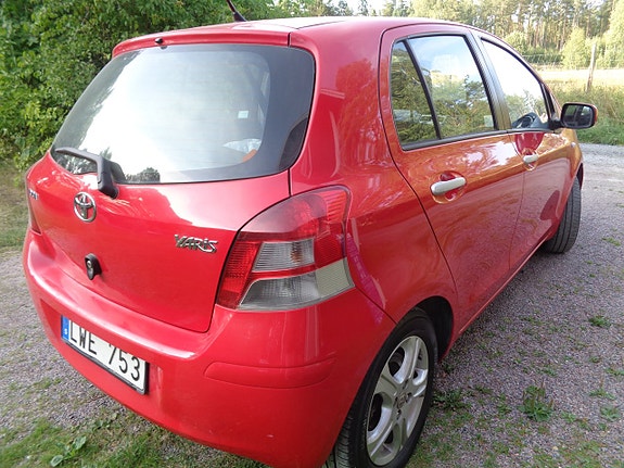 Toyota Yaris 2 of 30