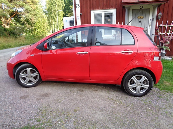 Toyota Yaris 11 of 30