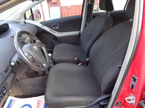 Toyota Yaris 13 of 30