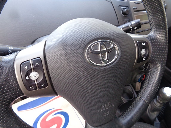 Toyota Yaris 18 of 30