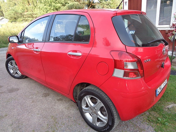 Toyota Yaris 12 of 30