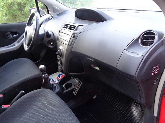 Toyota Yaris 3 of 30