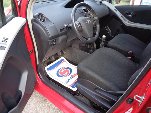 Toyota Yaris 14 of 30