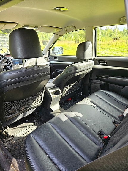 Subaru Legacy Outback 2 of 6