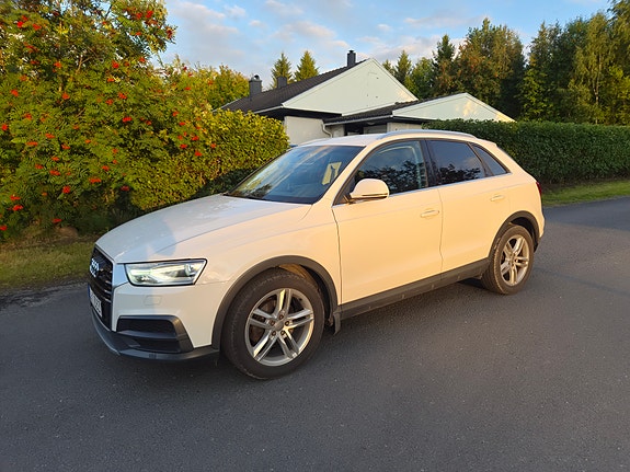 Audi Q3 2 of 7