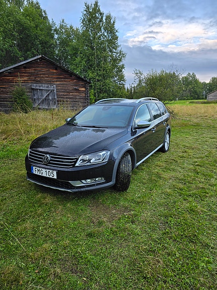 Volkswagen Passat Alltrack 2 of 12