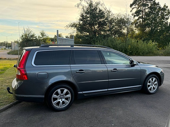 Volvo V70 2 of 10
