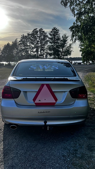 BMW 320i 12 of 17