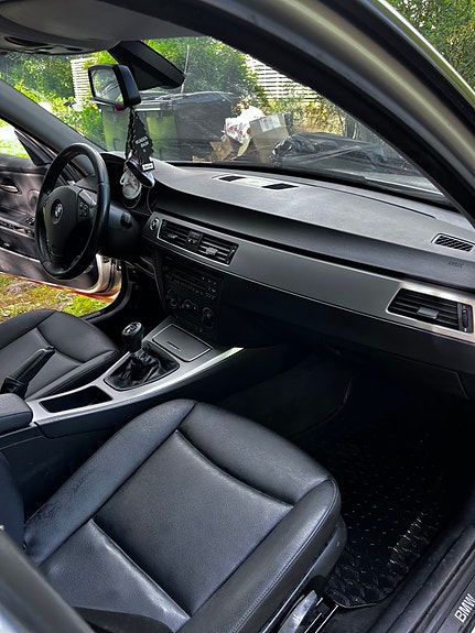 BMW 320i 14 of 17