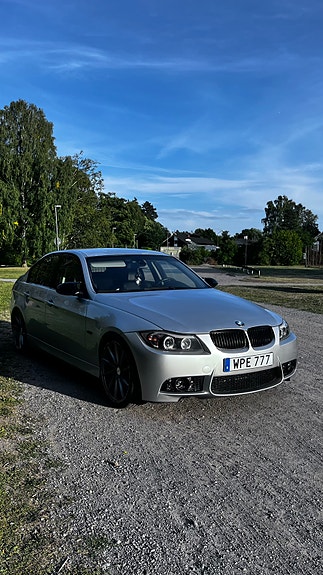 BMW 320i 8 of 17
