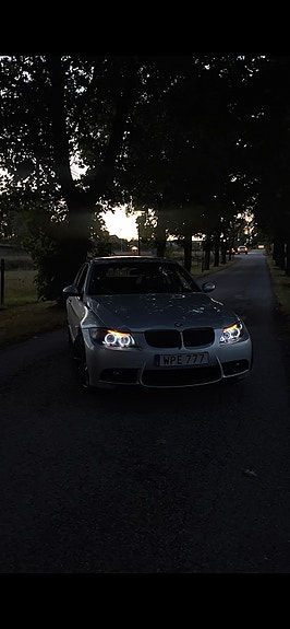 BMW 320i 2 of 17