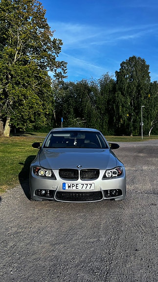BMW 320i 9 of 17